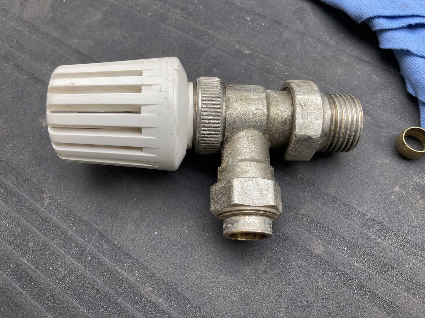 Gebruikte thermostatische radiatorafsluiter op een werkbank